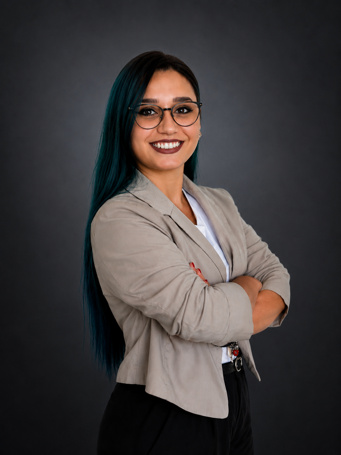 Kinga Pénzes, consultant SEO 365, portret profesional cu zâmbet cald