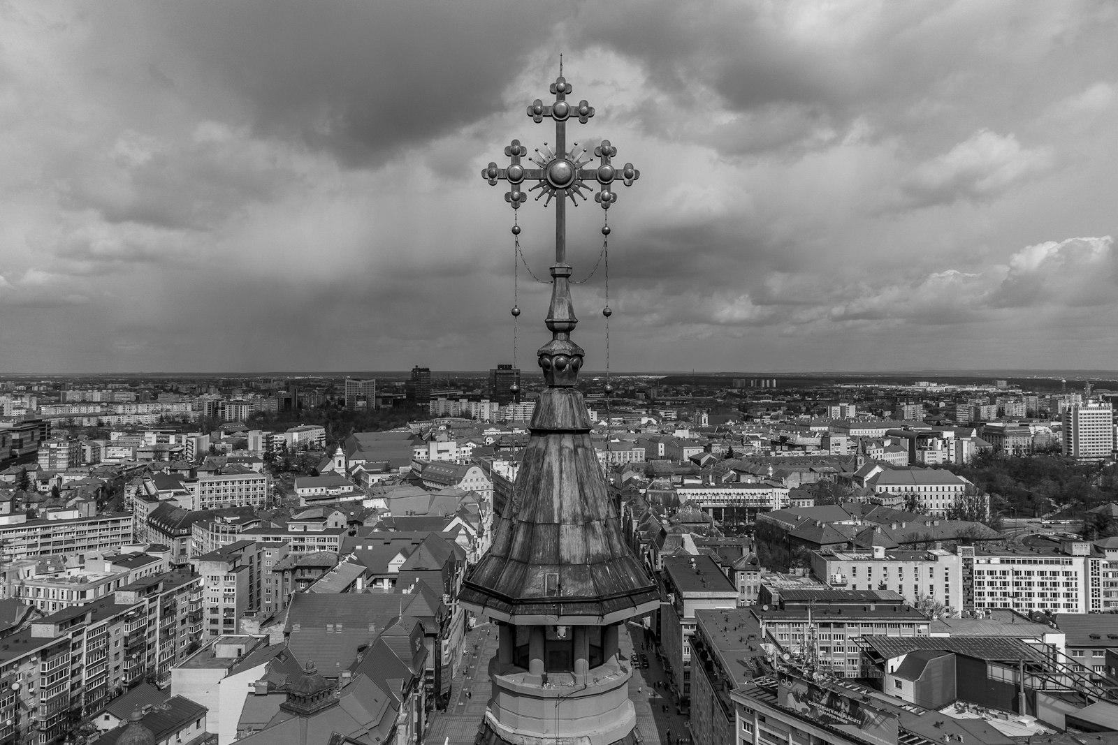 Piața Victoriei din Timișoara cu Catedrala Mitropolitană, terase și clădiri istorice în lumina serii