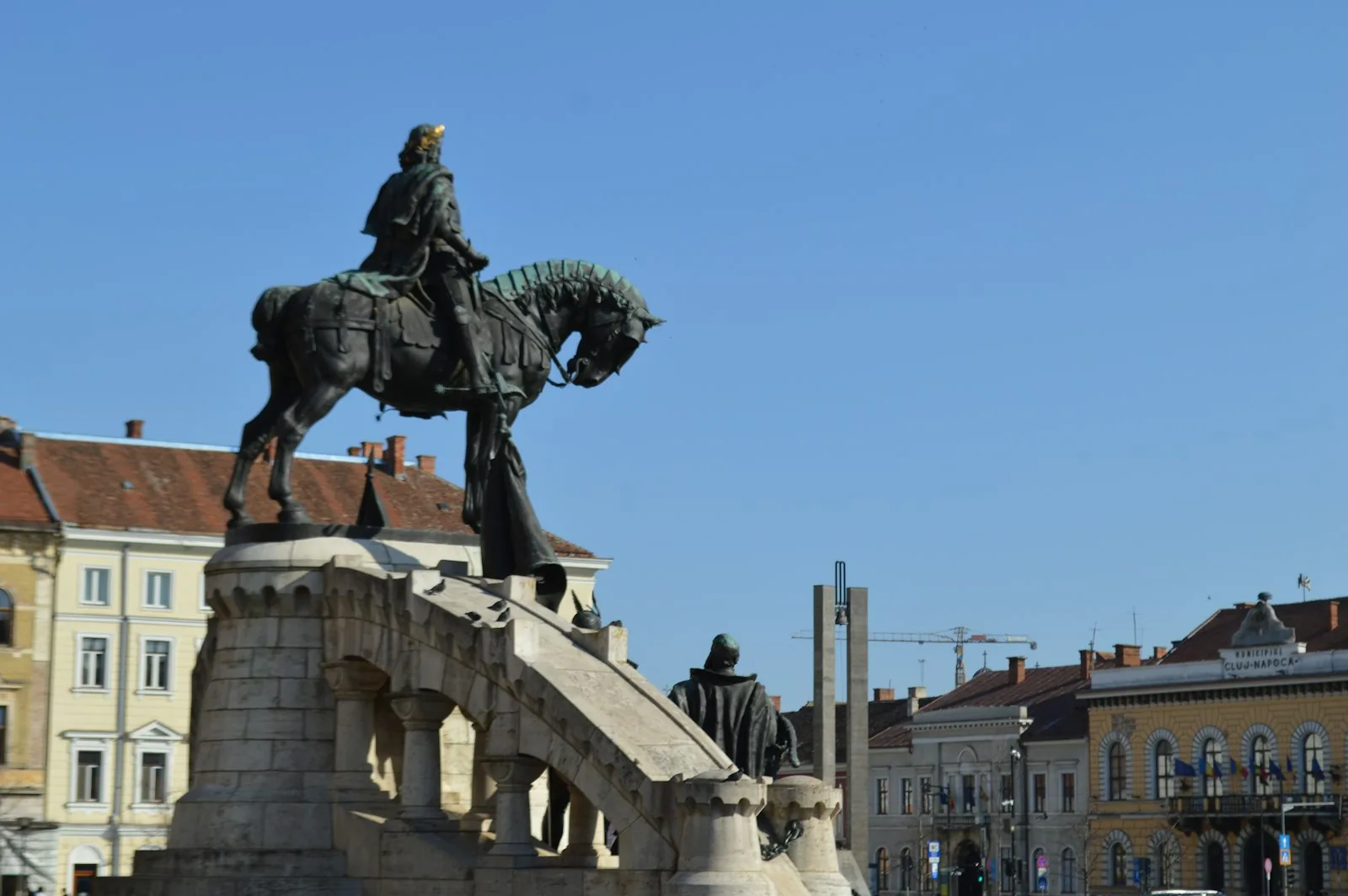 Vedere panoramică din Cluj-Napoca cu Biserica Sfântul Mihail și acoperișurile centrului istoric