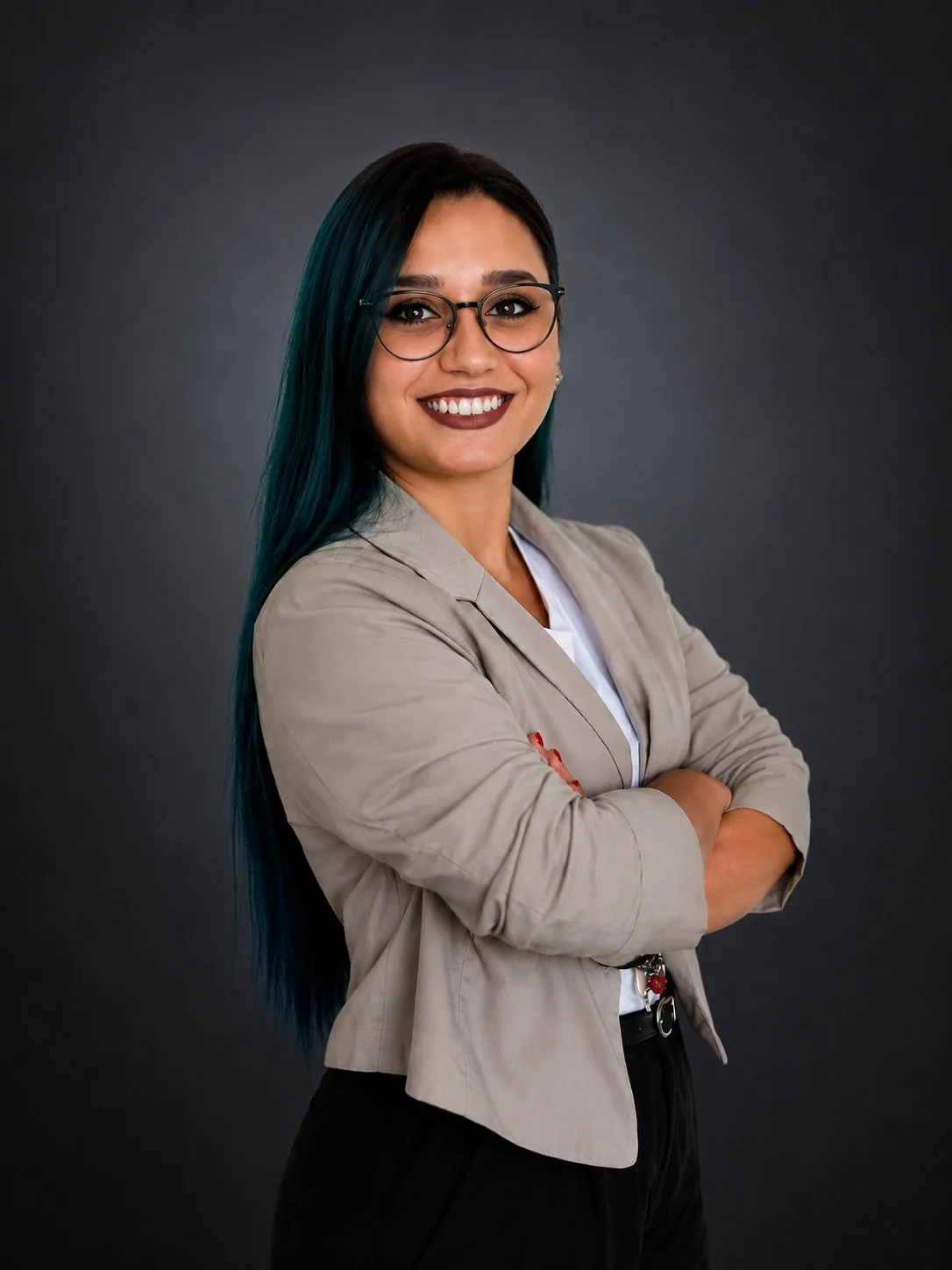 Kinga Pénzes, consultant SEO 365, portret profesional cu zâmbet cald