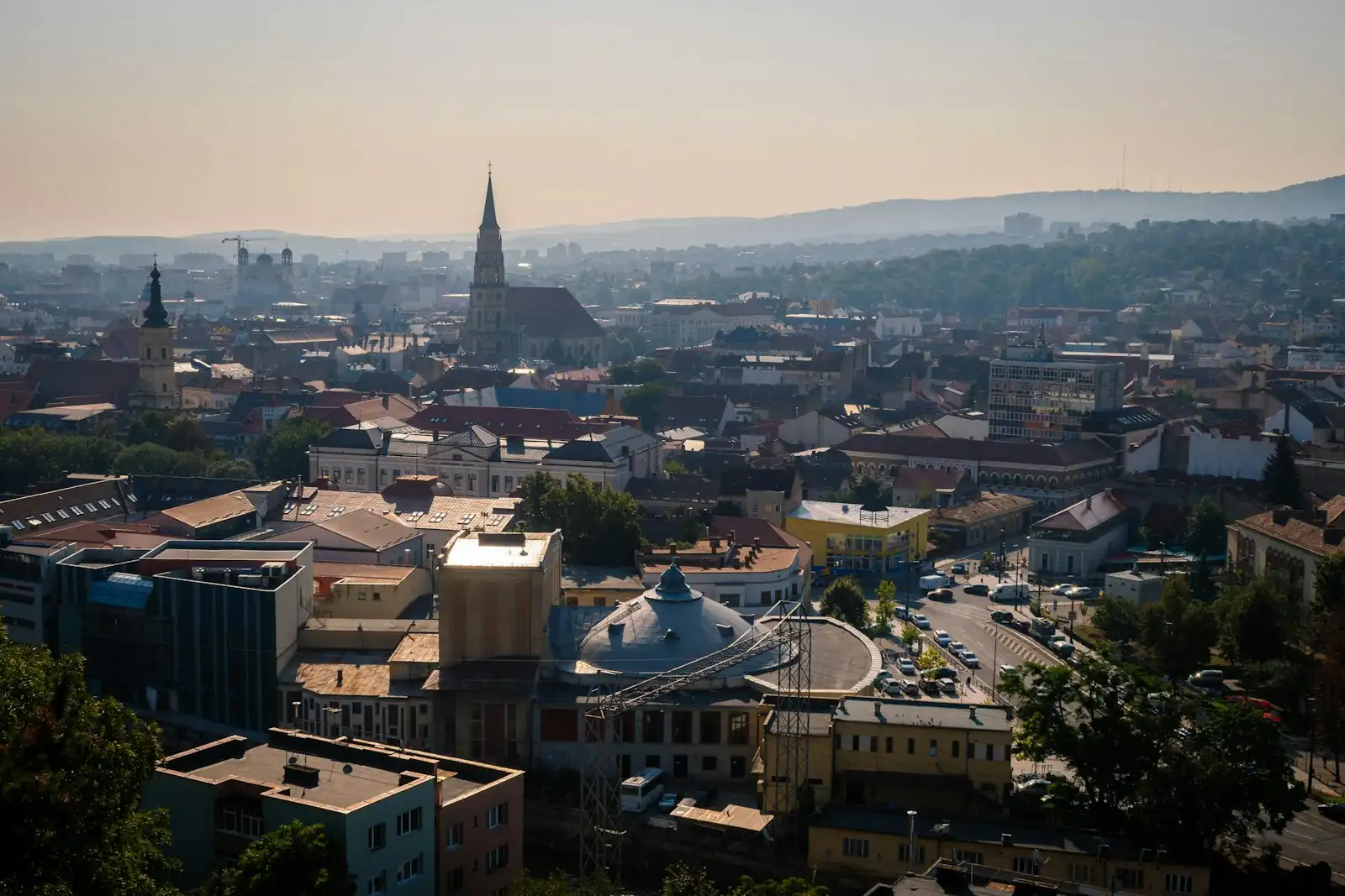 Clădiri moderne de birouri în zona Liberty Tech Park și Bună Ziua din Cluj-Napoca la apus