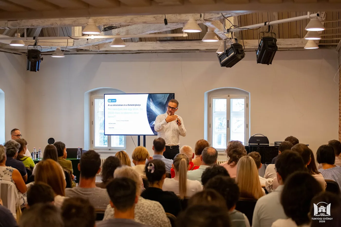 Attila Király vorbind despre inteligența artificială în educație în fața cadrelor didactice, studenților și părinților