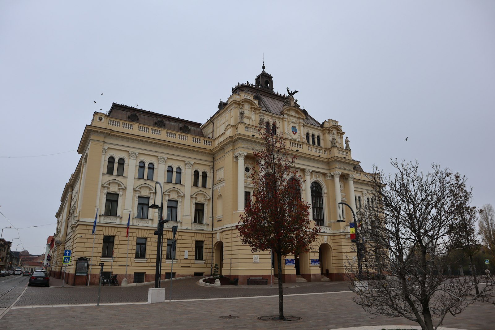 Piața Unirii din Oradea cu Palatul Vulturul Negru, Catedrala Greco-Catolică și râul Crișul Repede în lumina apusului