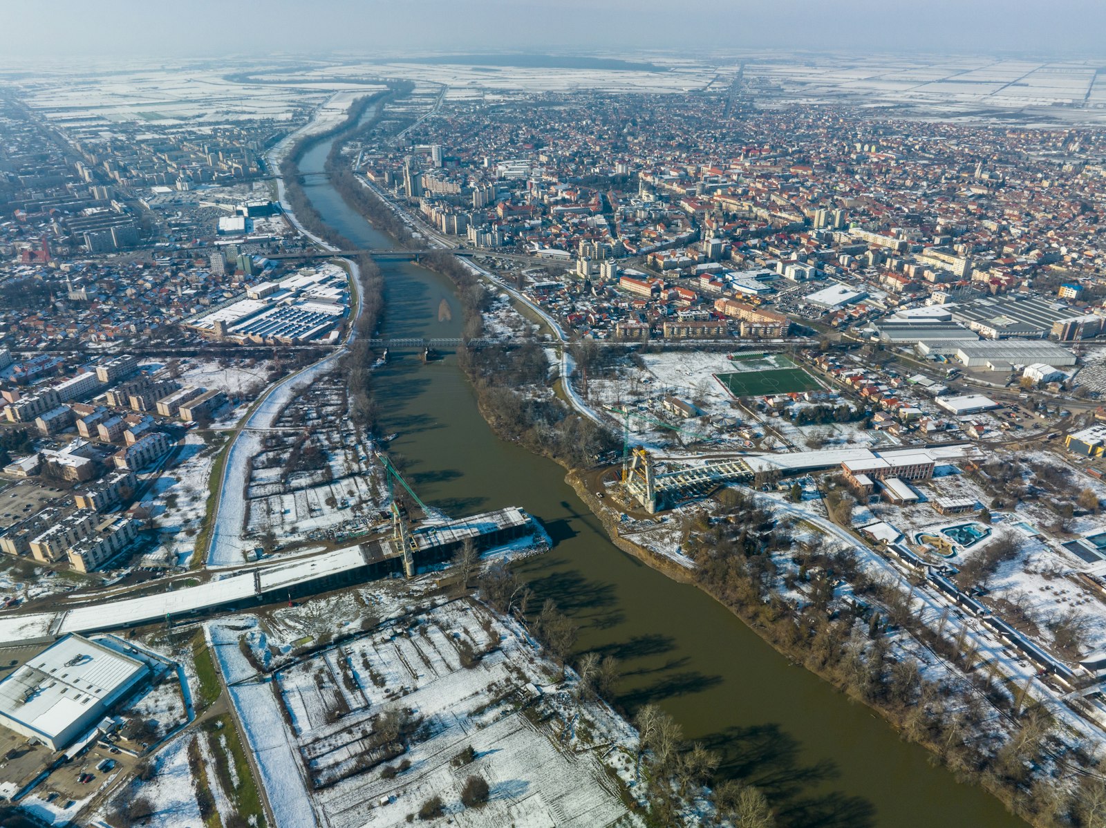 Parcul industrial și logistic Eurobusiness Oradea cu camioane pe autostradă spre vama Borș la ora albastră