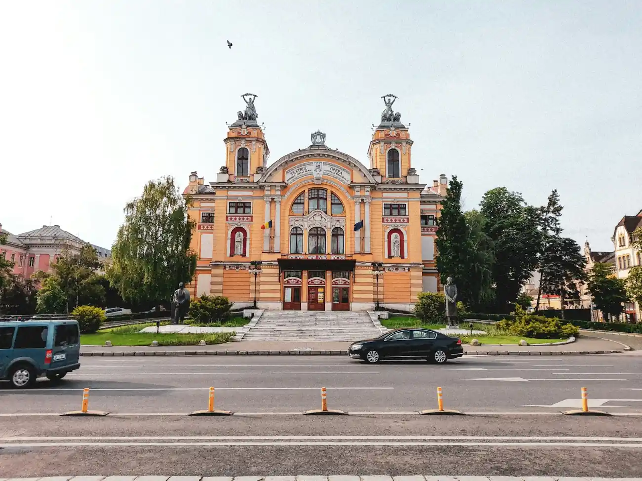 Centrul istoric al Clujului cu Biserica Sfântul Mihail, terase și magazine de cartier la apus