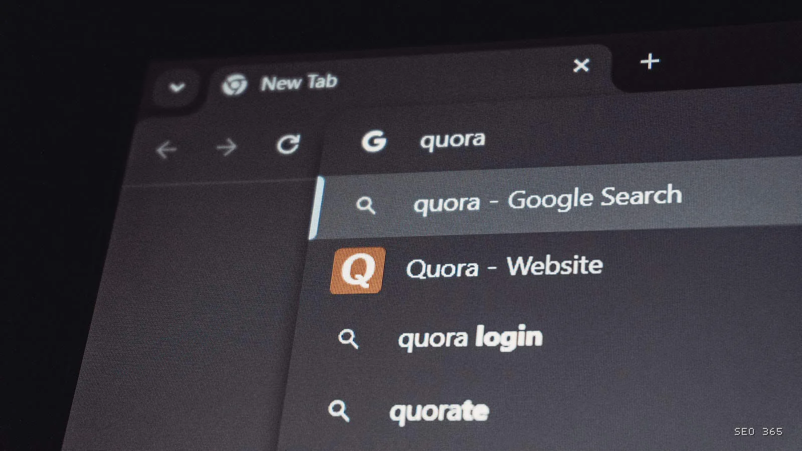 Rezultate Google pentru Quora analizate după actualizarea anti-spam din august 2026