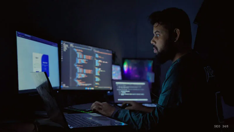 Dezvoltator configurează agenți AI pentru automatizări și site-uri adaptate sistemelor autonome