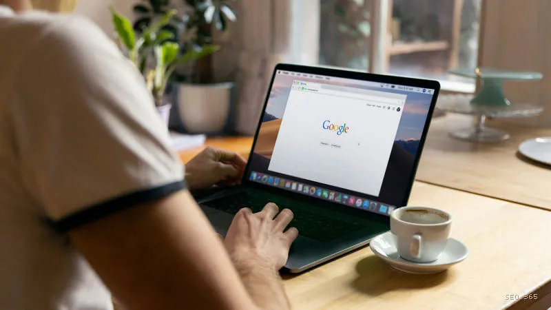 Utilizator caută pe Google, unde AI Overviews influențează CTR-ul în Franța
