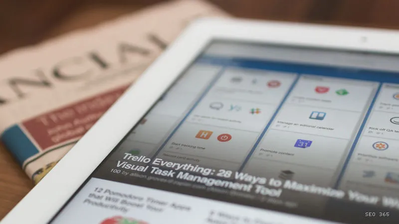 Tabletă pe ziar, simbolizând autoritatea AI consolidată prin surse independente