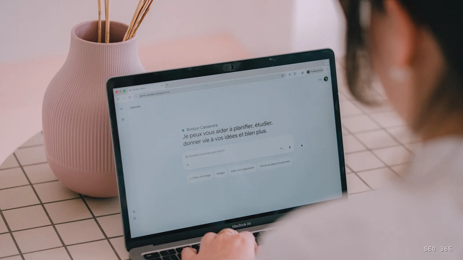 Specialistă analizând pe laptop vizibilitatea site-urilor în recomandările agenților AI