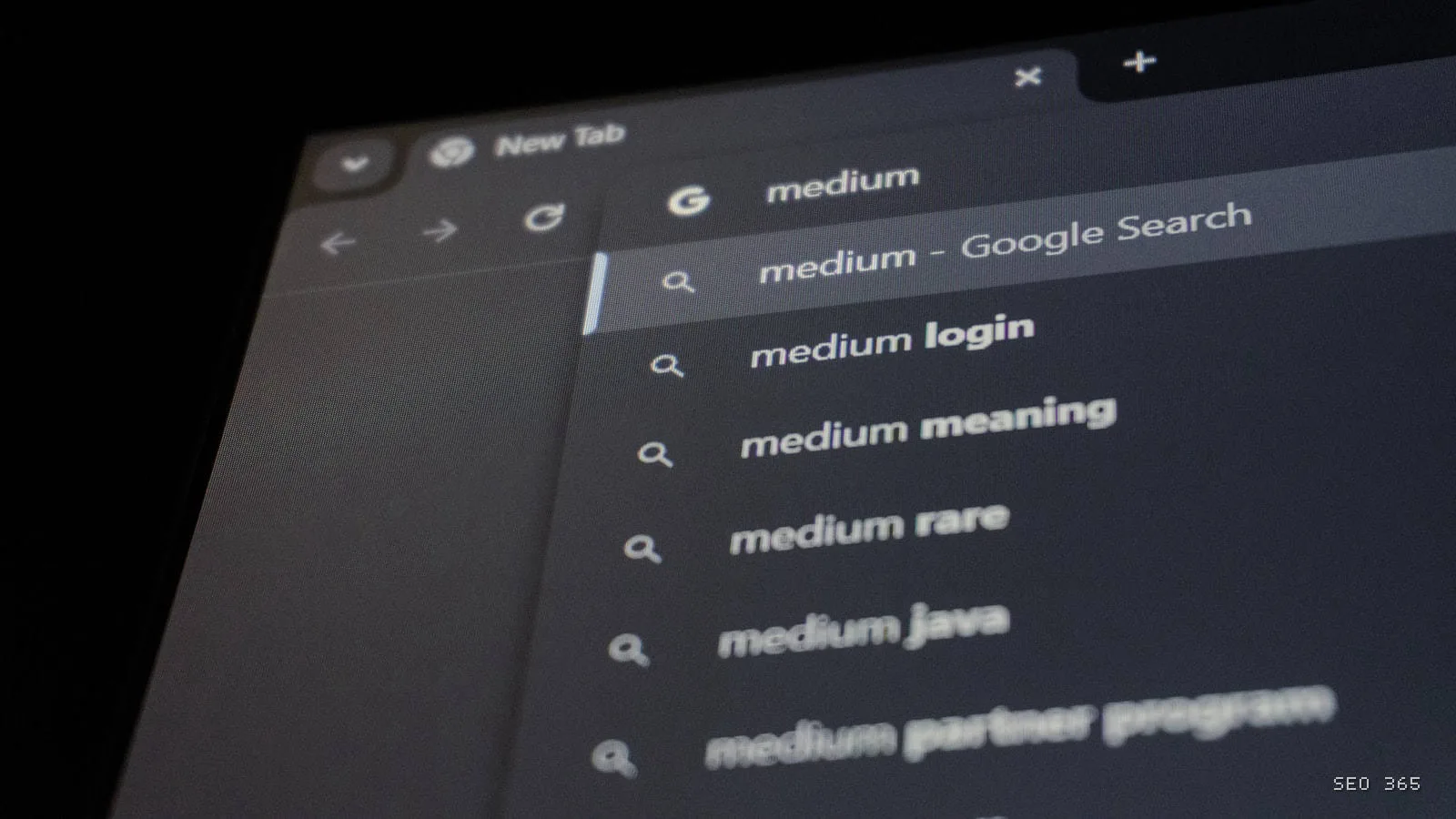 Interfață Google cu sugestii personalizate și rezultate generative bazate pe inteligență artificială