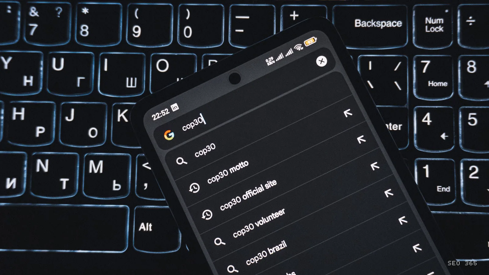 Rezultate Google pe smartphone după schimbarea politicii privind abuzul de reputație în SEE