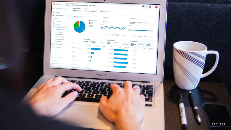 Specialist analizează date SEO conectate prin MCP la un asistent AI