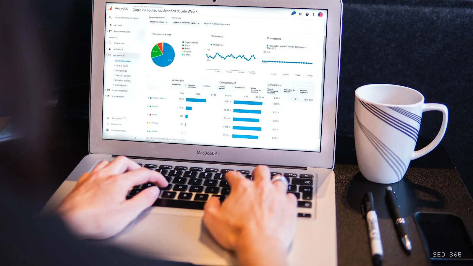Specialist analizează date SEO conectate prin MCP la un asistent AI