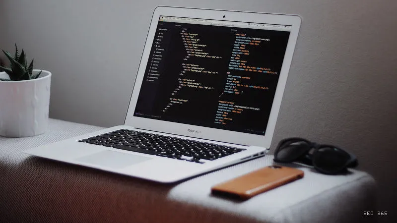 Laptop cu flux n8n pentru conectarea agenților AI la servere MCP