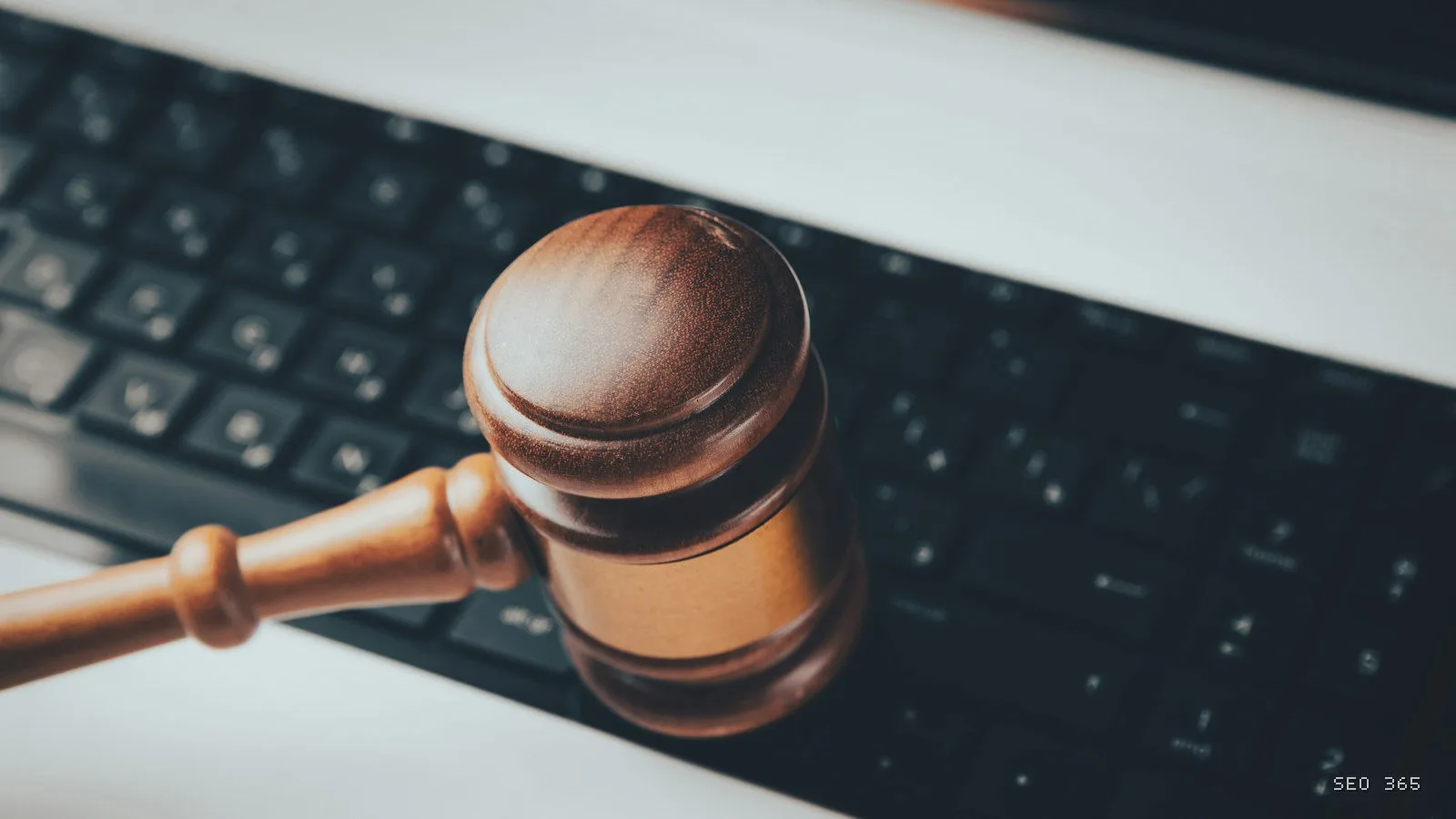 Ciocan judecătoresc pe tastatură, simbolizând integrarea Astra for Law în activitatea juridică