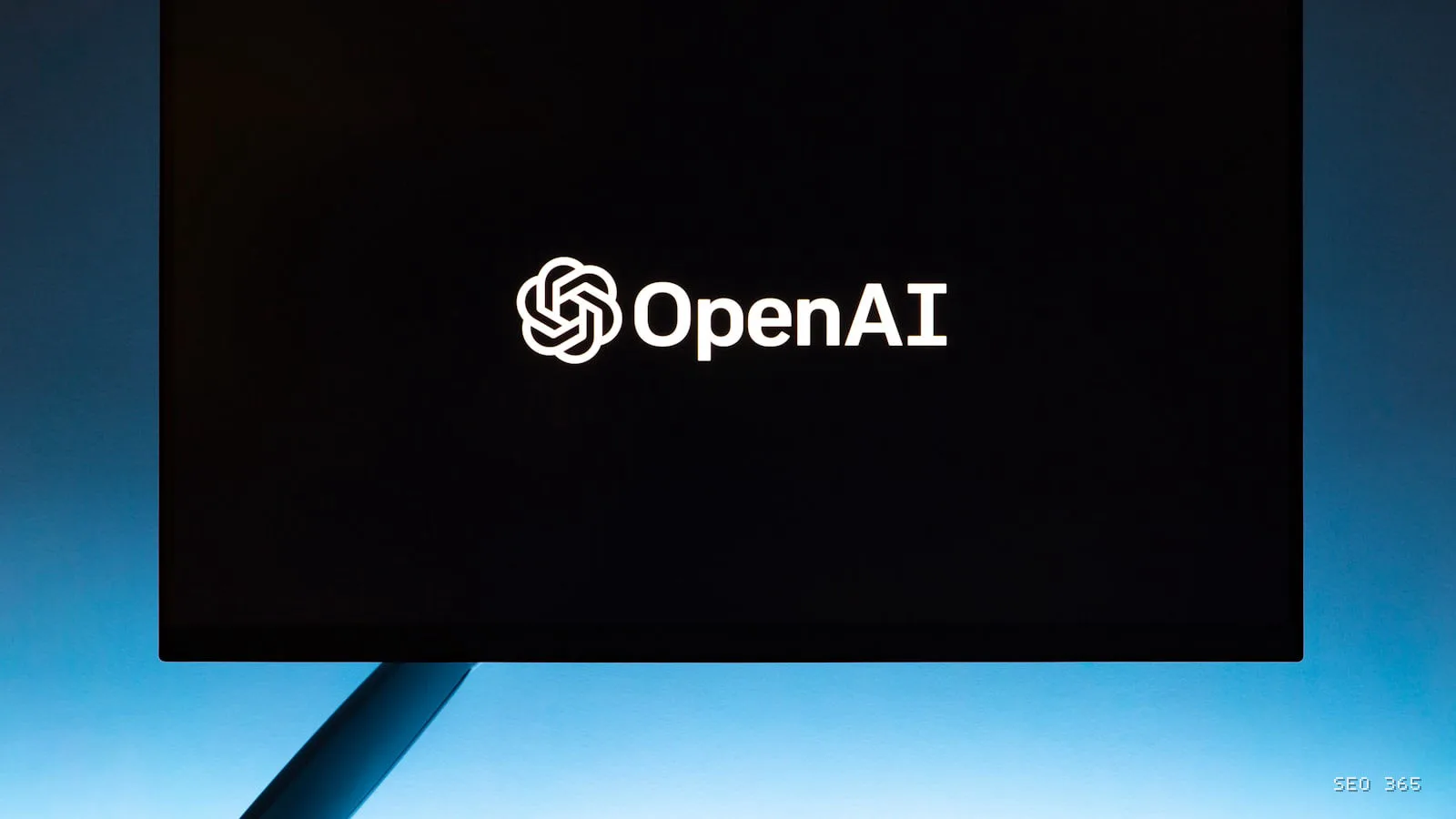 Logo OpenAI pe ecran, ilustrând trecerea ChatGPT de la întrebări la acțiuni